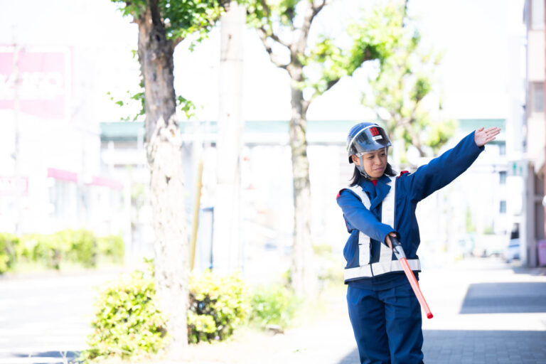 両手で車両を誘導する警備員