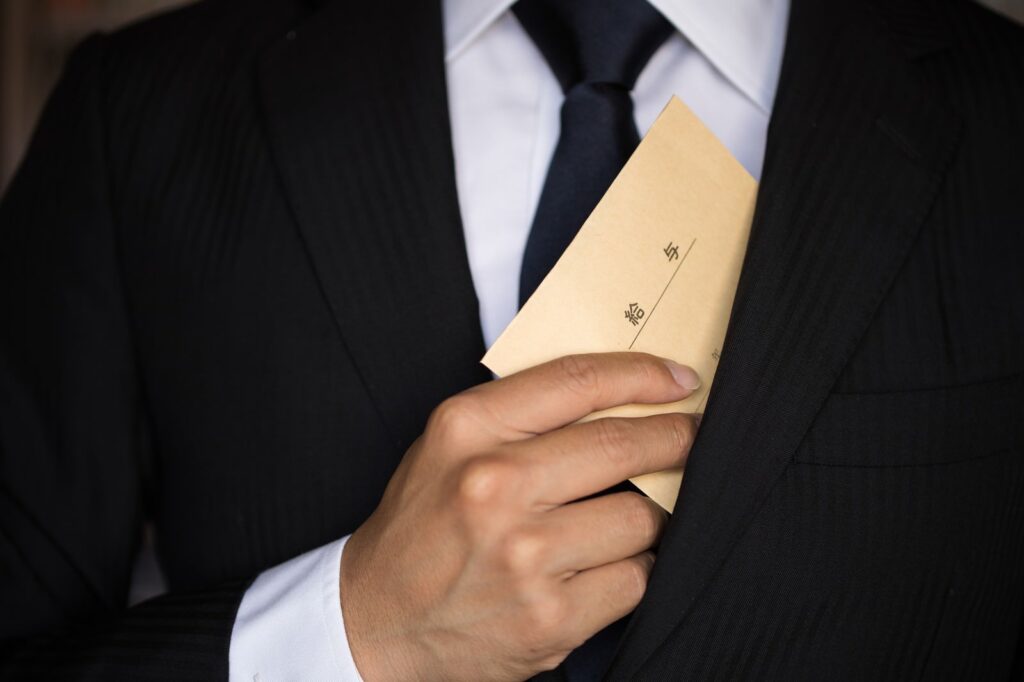 給料袋を持つ男性