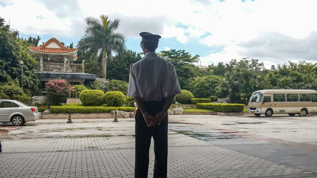 警備員の後ろ姿