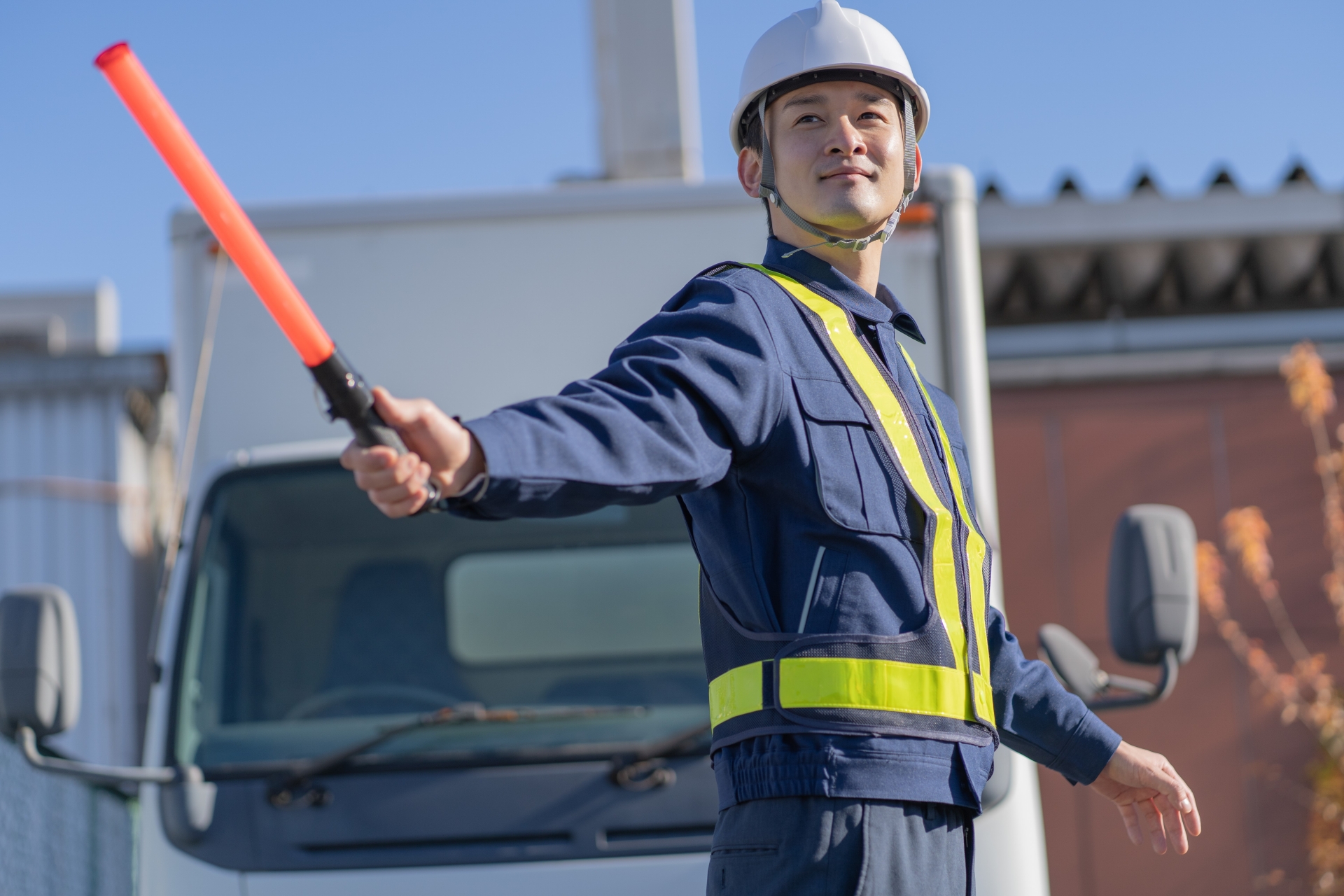 警備棒を振る男性