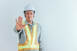 手のひらを見せる警備員