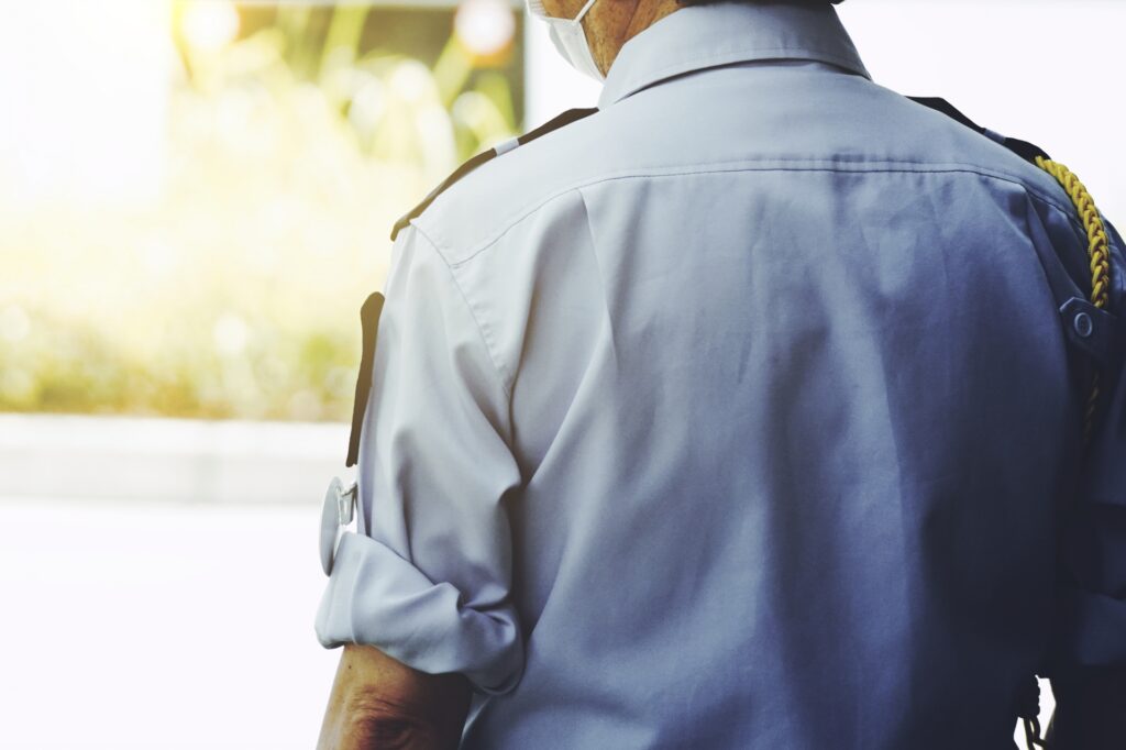 警備員の後ろ姿