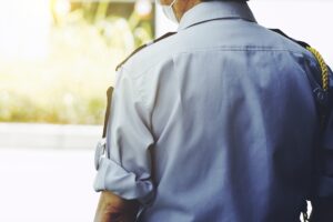 警備員の後ろ姿