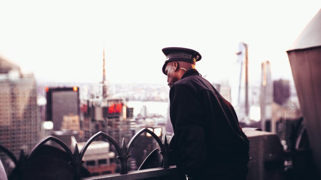 下を気にする外国人警備員