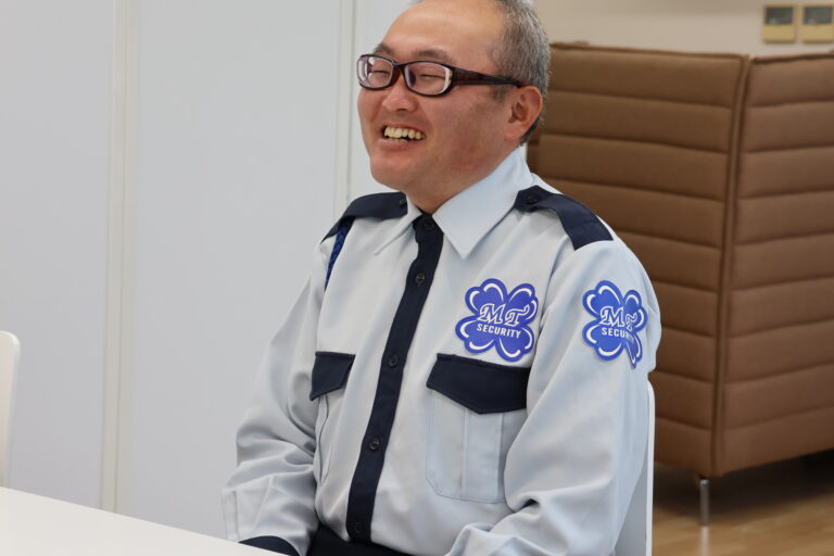 笑顔の施設警備員