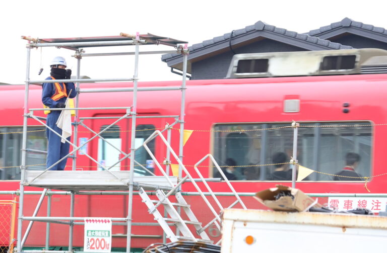 鉄道の工事現場で見張りをする警備員