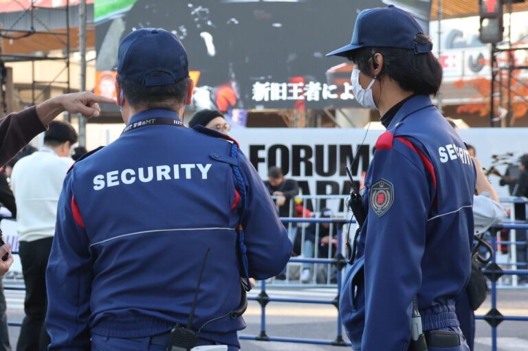 イベント会場を警備するスタッフ
