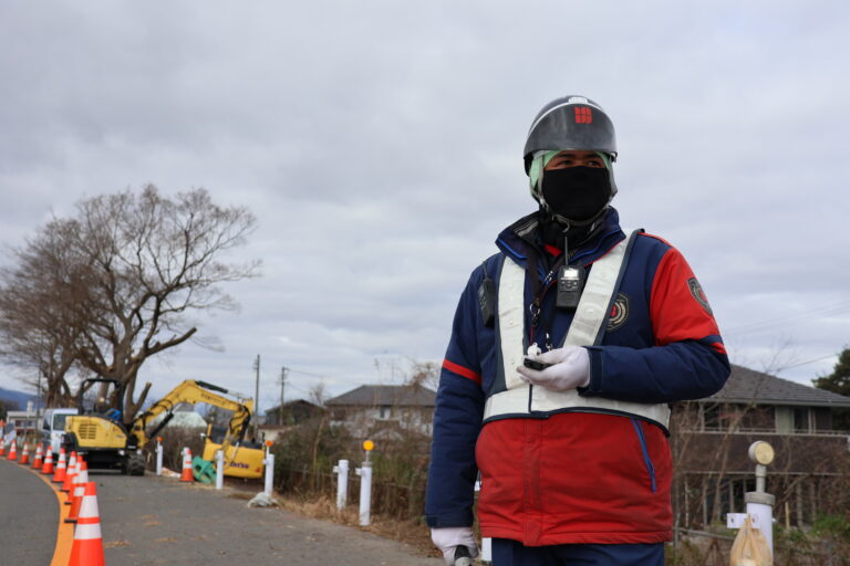 工事現場に立つ警備員
