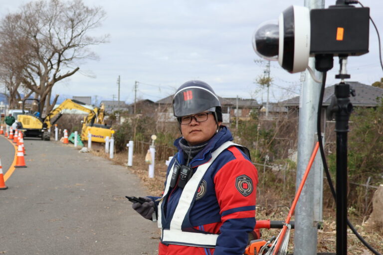 工事現場で交通誘導をする警備員