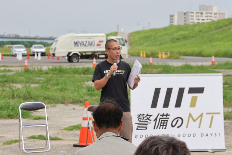 説明会で話す警備のMTのスタッフ